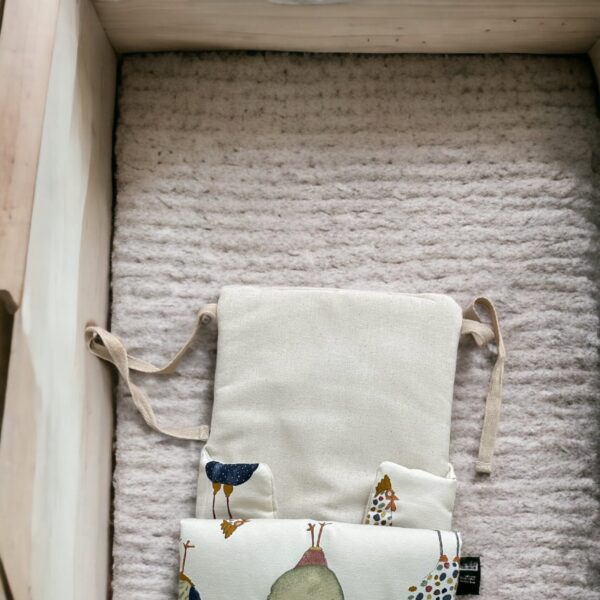 Tavuk desenli kumaş alt değiştirme minderi