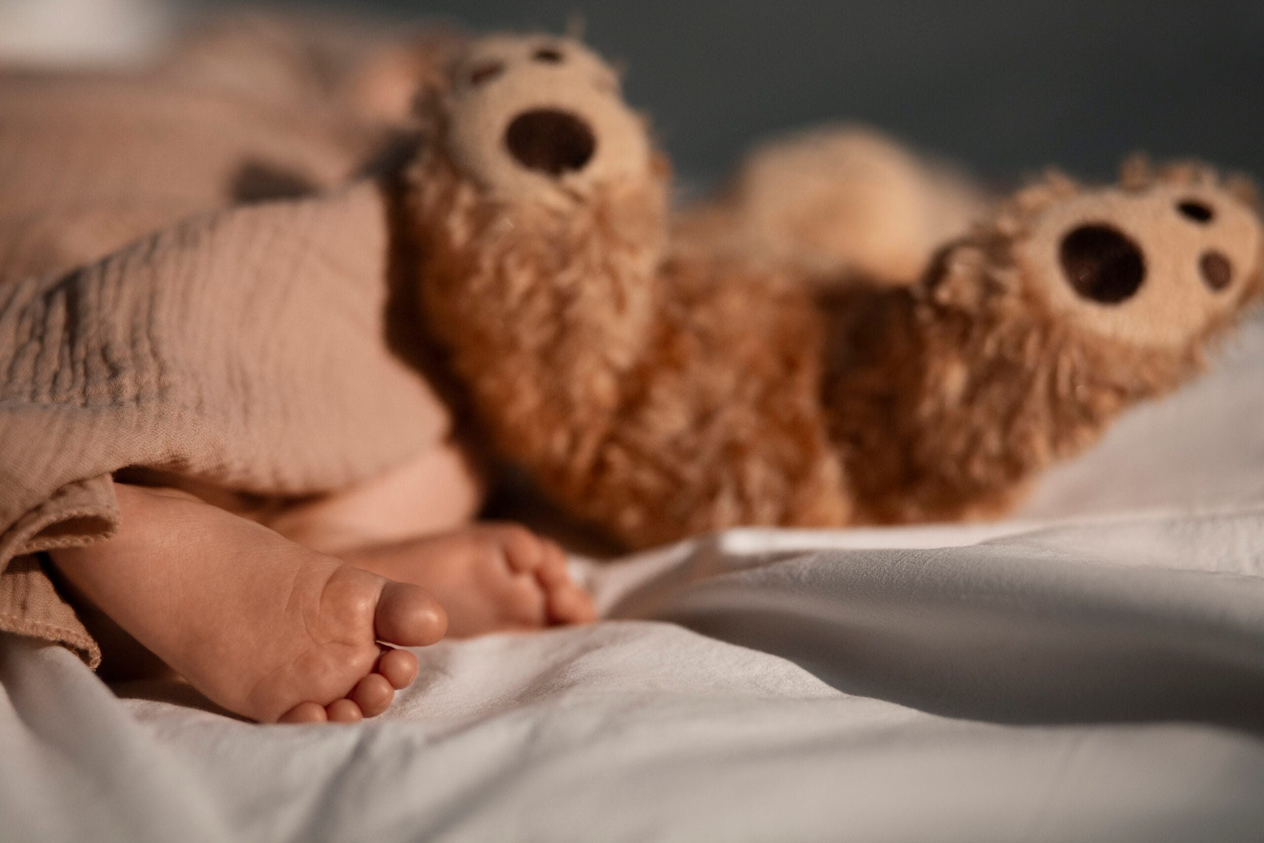 Uyku Arkadaşının Bebek Gelişimine Katkıları 1 cute baby with stuffed toy scaled