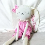 Bebeğinizin ismiyle özelleştirilebilen yumuşak tavşan bebek oyuncağı.