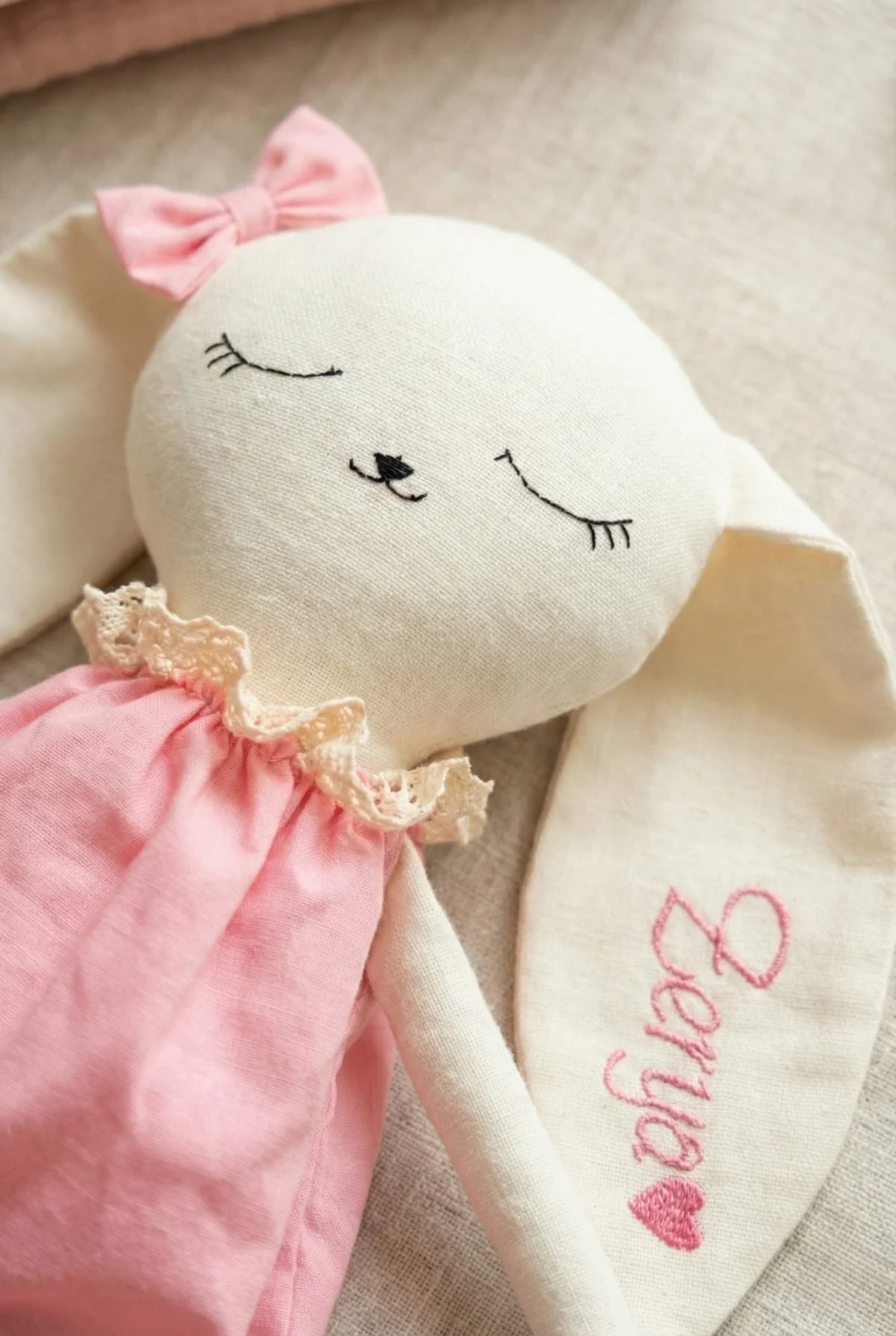 Bebek cildine zarar vermeyen pamuklu kumaştan üretilmiş yumuşak dokulu oyuncak detayı