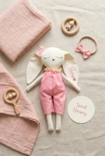 Sökülmeyen kaliteli iplikle isim işlenmiş kişiselleştirilebilir bez bebek detayı