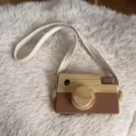 Kahverengi ahşap fotoğraf makinesi oyuncak, Montessori eğitimine dayalı eğitici tasarımı ile çocuklarınız için eğlenceli bir oyun deneyimi sunar. Hem odalarına şık bir aksesuar olarak yerleştirilebilir hem de ince motor becerilerini geliştirir.