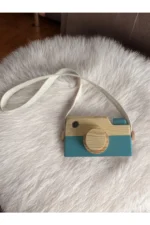 Mavi ahşap fotoğraf makinesi oyuncak, çocukların hayal gücünü ve yaratıcılığını destekler. Montessori eğitimi prensiplerine uygun tasarımı ile odalarda şıklık sağlar.