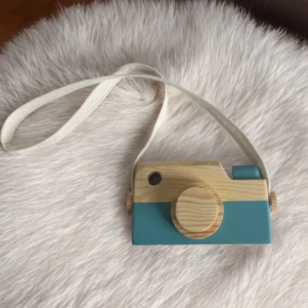 Mavi ahşap fotoğraf makinesi oyuncak, çocukların hayal gücünü ve yaratıcılığını destekler. Montessori eğitimi prensiplerine uygun tasarımı ile odalarda şıklık sağlar.