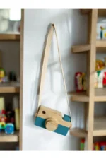 Mavi ahşap fotoğraf makinesi oyuncak, çocukların motor becerilerini geliştiren, Montessori eğitimi prensiplerine uygun eğitici bir seçenektir. Aynı zamanda çocuk odalarına şıklık katar.