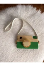 Yeşil ahşap fotoğraf makinesi, çocuk odalarına canlılık katar. Montessori felsefesine dayalı tasarımıyla eğlenceli ve öğretici bir oyuncaktır.