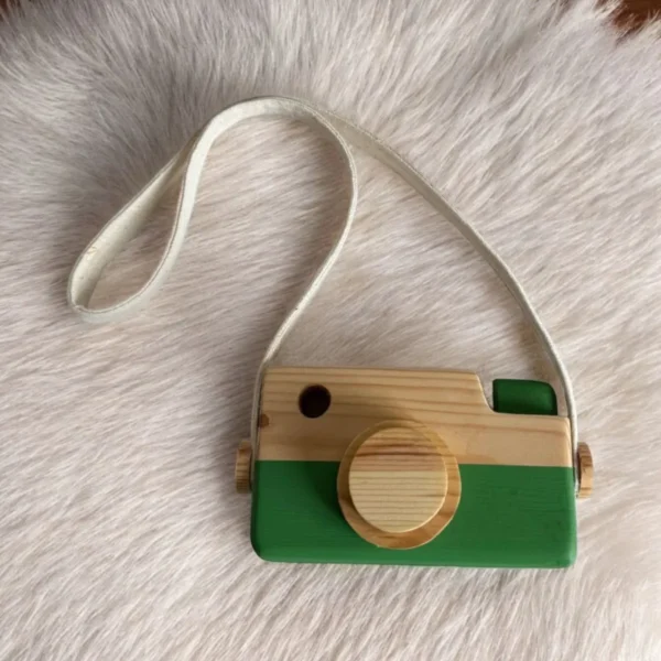 Yeşil ahşap fotoğraf makinesi, çocuk odalarına canlılık katar. Montessori felsefesine dayalı tasarımıyla eğlenceli ve öğretici bir oyuncaktır.
