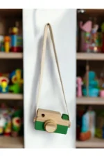 Yeşil ahşap fotoğraf makinesi oyuncak, eğitici ve dekoratif özellikleriyle öne çıkar. Montessori tasarımı sayesinde çocukların ince motor becerilerini geliştirirken, odalarına şıklık katar.