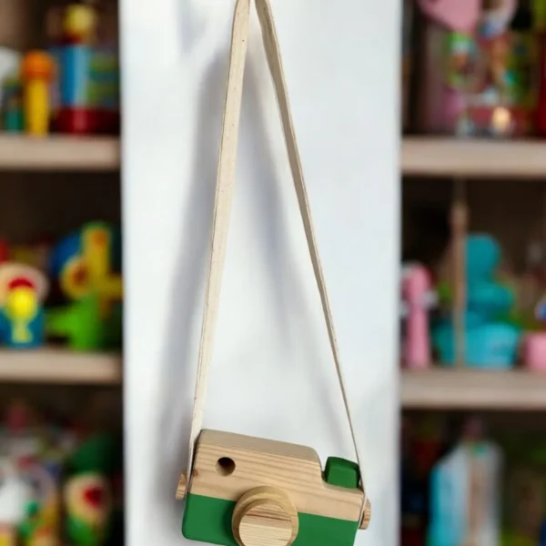 Yeşil ahşap fotoğraf makinesi oyuncak, eğitici ve dekoratif özellikleriyle öne çıkar. Montessori tasarımı sayesinde çocukların ince motor becerilerini geliştirirken, odalarına şıklık katar.