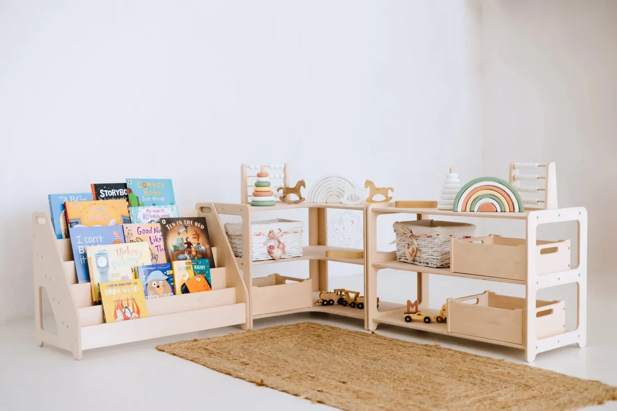 Adana Montessori çocuk odası tasarımı, doğal ahşap mobilyalar ve minimalist dekorasyon ile çocukların gelişimine destek olur.