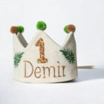 1 yaş safari doğum günü tacının üzerinde isim ve yaş detayı