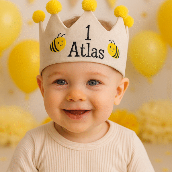 1 yaş arı temalı doğum günü tacı üzerindeki isim ve yaş işleme detayı