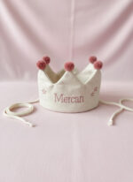 İsme özel ponponlu kumaş doğum günü tacının yıldız ve Mercan isim işleme detayı