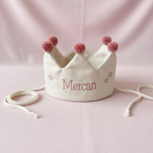 İsme özel ponponlu kumaş doğum günü tacının yıldız ve Mercan isim işleme detayı