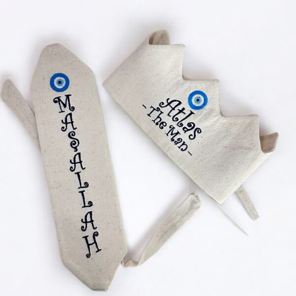 Keten zemin üzerine lacivert nakış ve nazar boncuğu işlemeli sünnet tacı ve maşallah kemer seti.