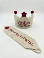 Bordo renk süslemeli, ekru keten kumaşlı sünnet tacı ve maşallah yazılı kemer seti