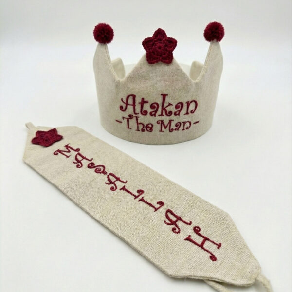 Bordo renk süslemeli, ekru keten kumaşlı sünnet tacı ve maşallah yazılı kemer seti