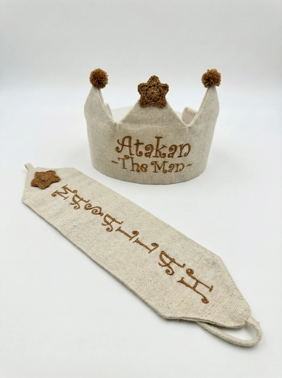 Kahverengi süslemeli sünnet tacı ve maşallah kemerinin kumaş ve nakış kalitesi.