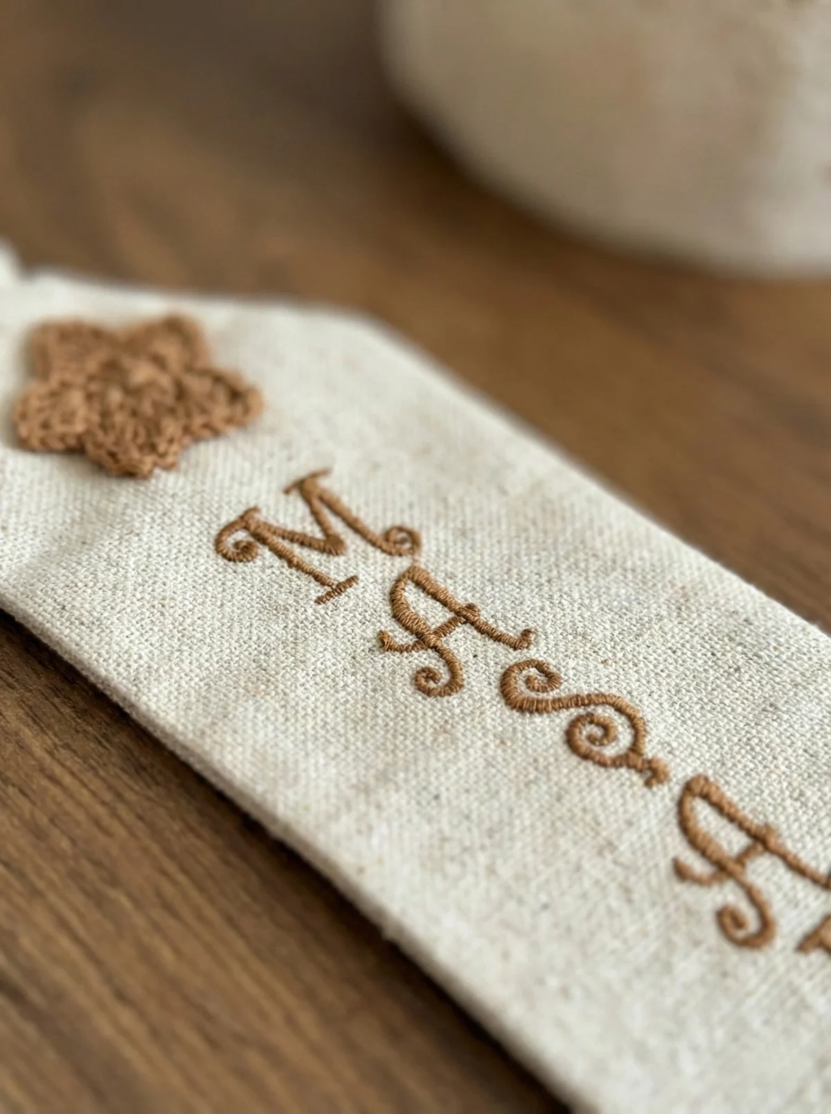 "Maşallah" yazısı kahverengi iplikle işlenmiş, ayarlanabilir sünnet kemeri ve kuşağı.